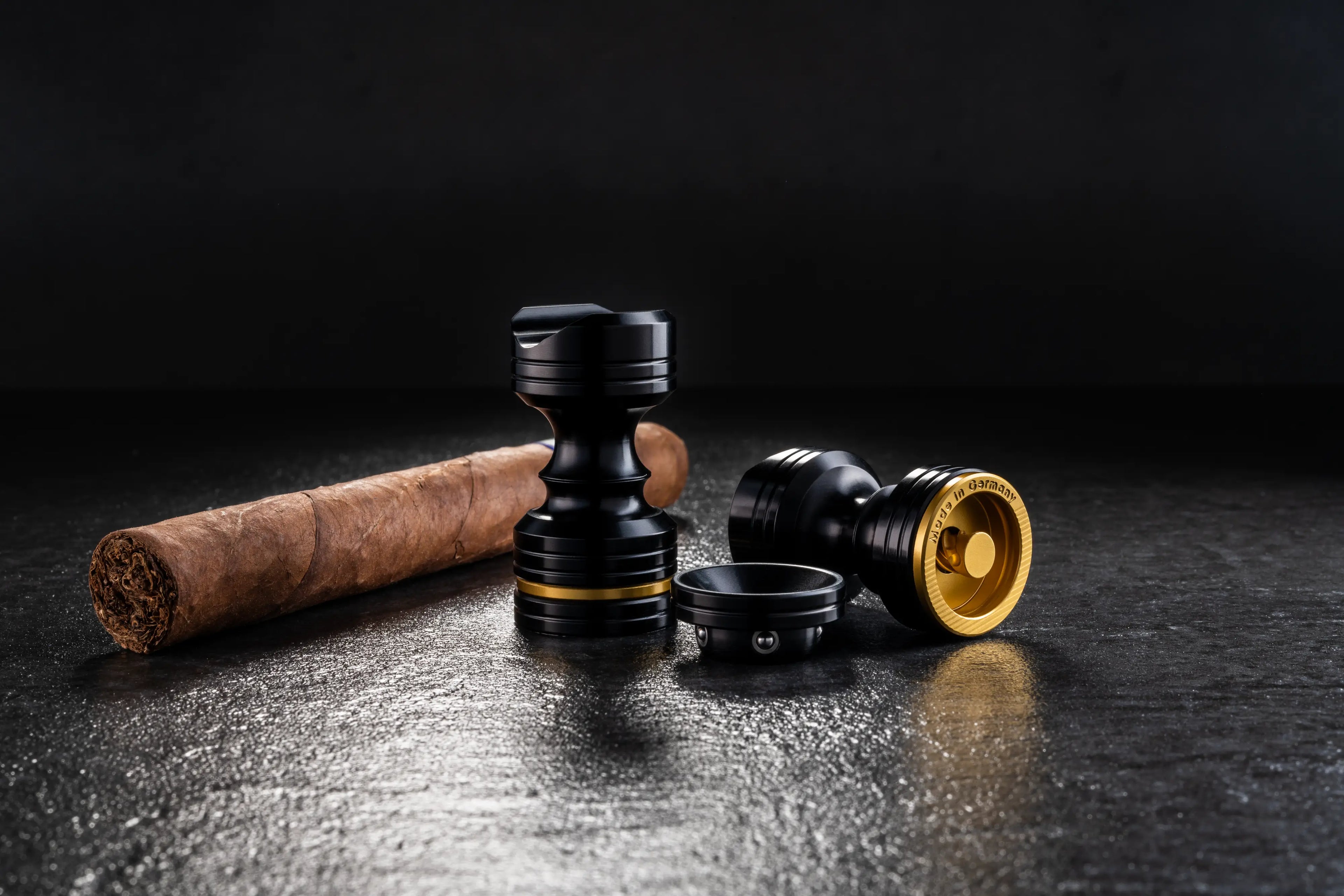 Cigar_stand_presented_3